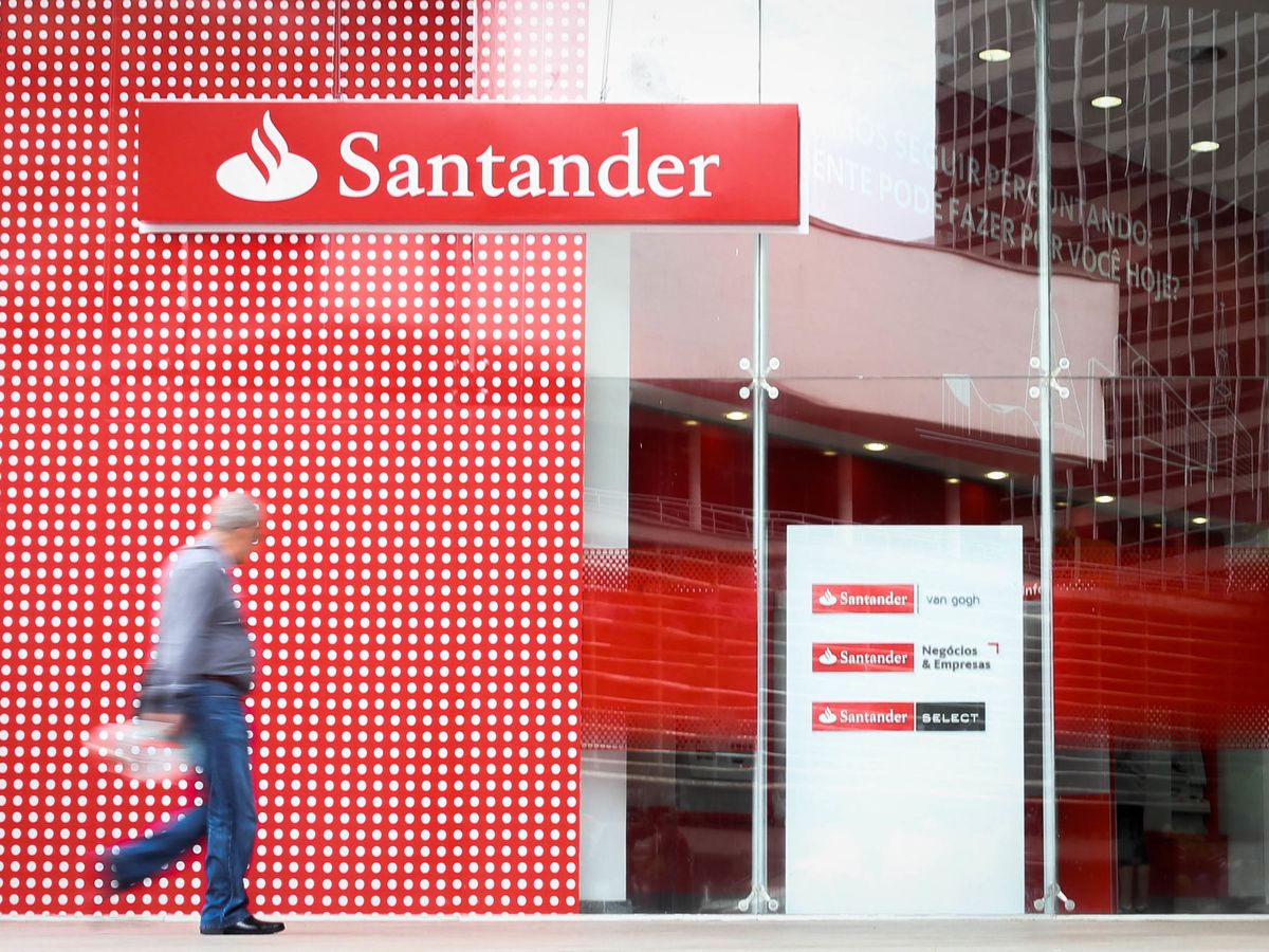 Foto: Un hombre camina frente a una sucursal del Banco Santander. (EFE)
