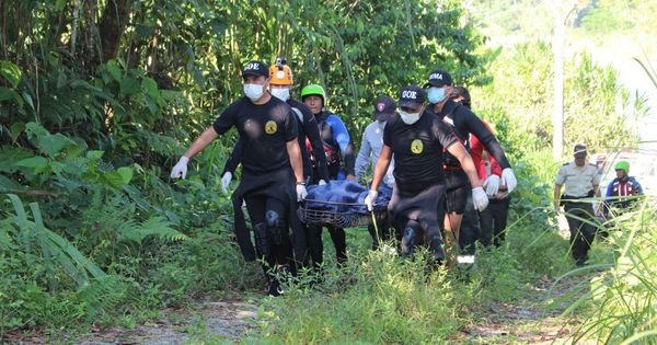 Foto: Rescatistas transportan el cuerpo del estudiante Manuel Tundidor Cabral. (EFE) 