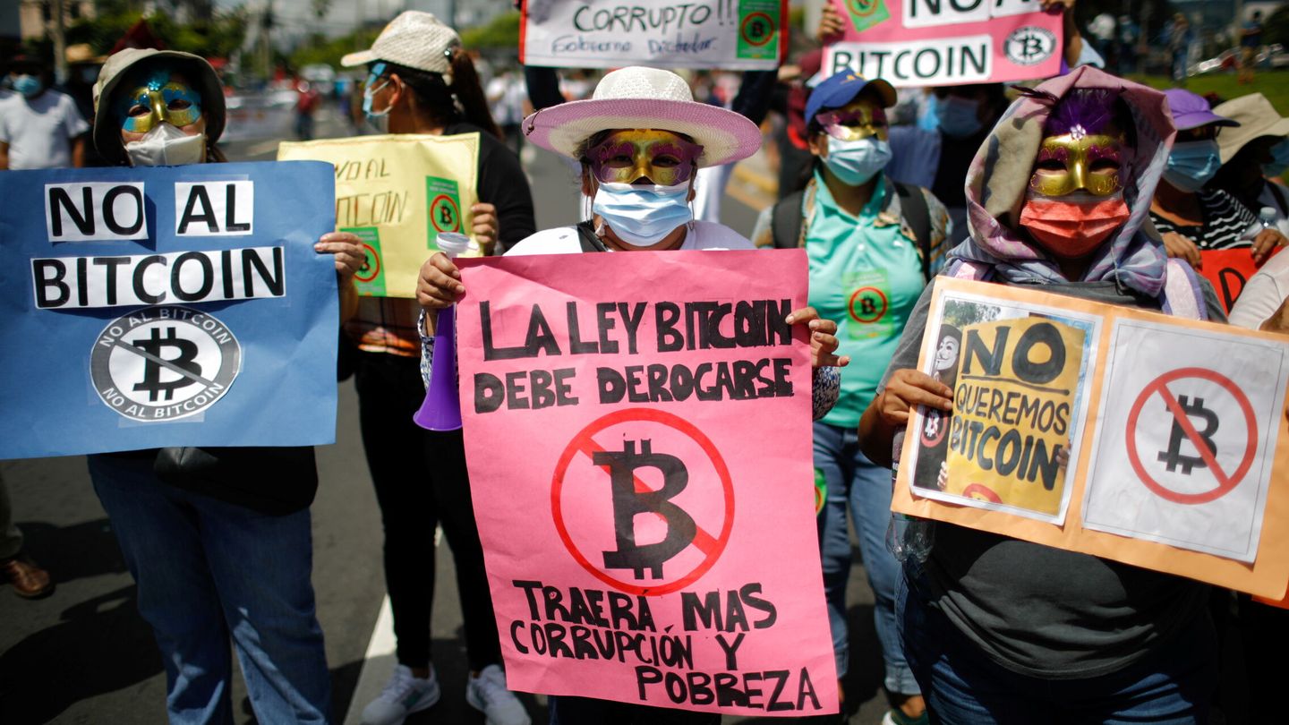 Protestas en El Salvador contra la Ley Bitcoin. (Reuters)