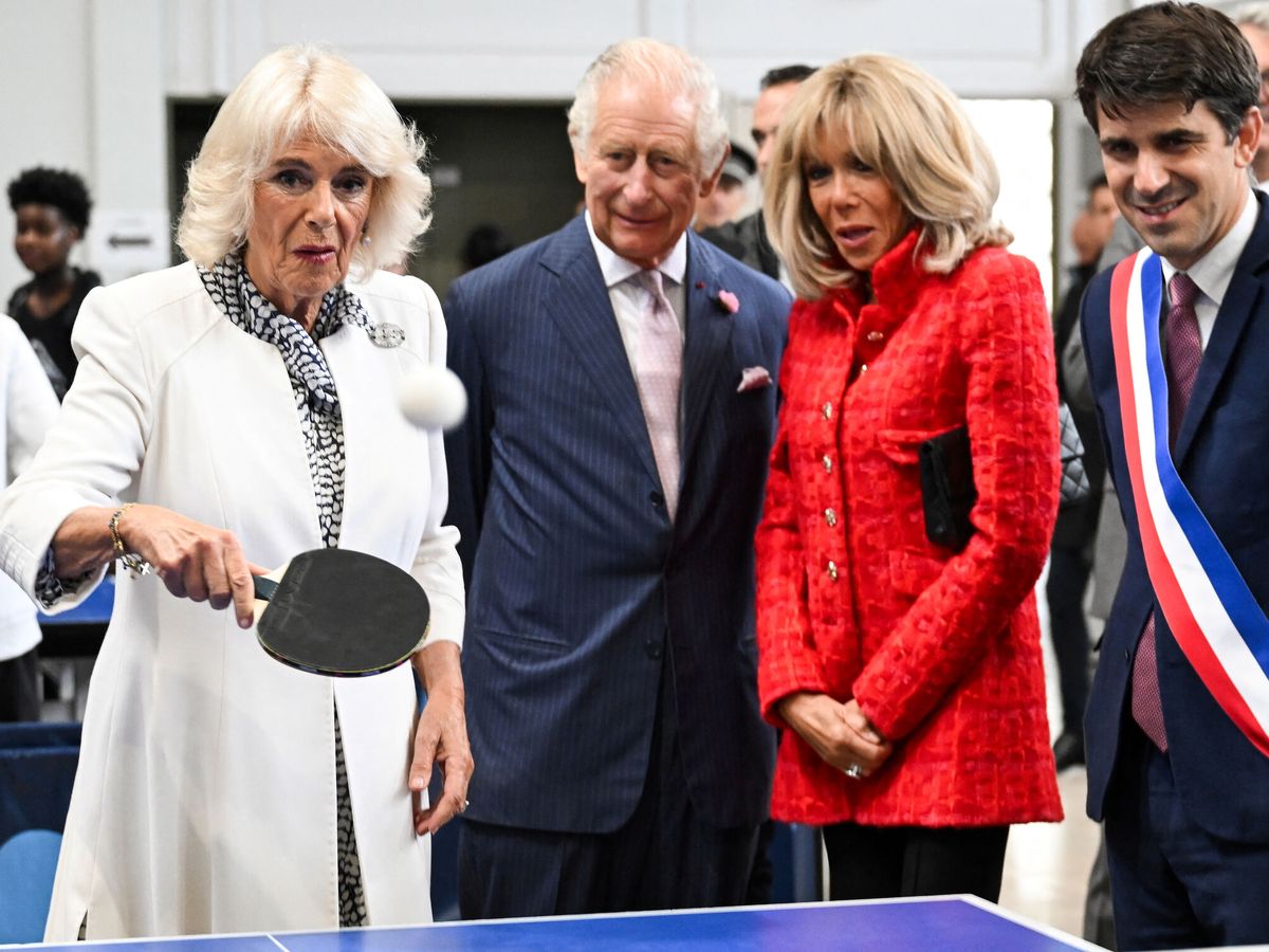 Foto: La reina Camila jugando al ping-pong. (Reuters/Pool/Bertrand Guay)