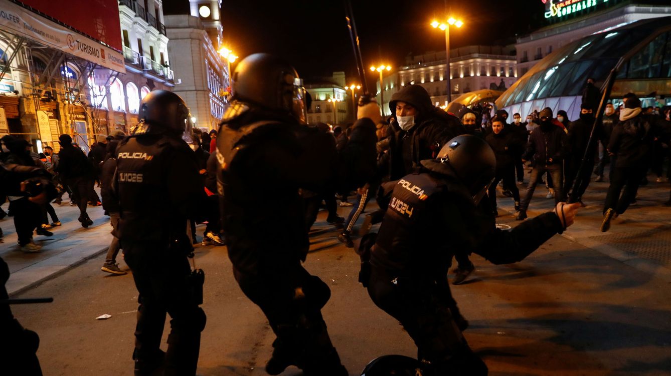 Foto: Altercados en la Puerta del Sol, el pasado 17 de febrero, en la primera protesta de apoyo a Pablo Hasél. (Reuters)