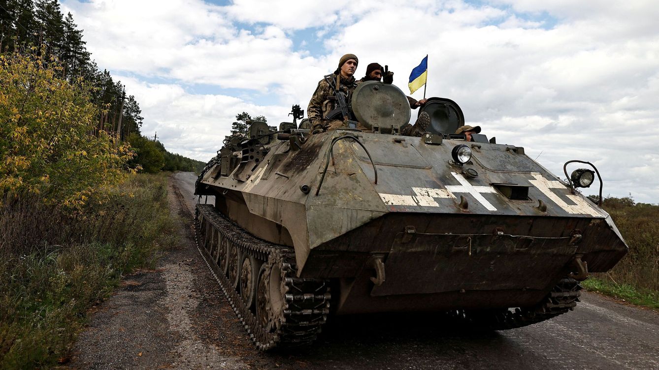 Foto: Ucranianos montan un vehículo blindado. (Reuters/Zohra Bensemra)