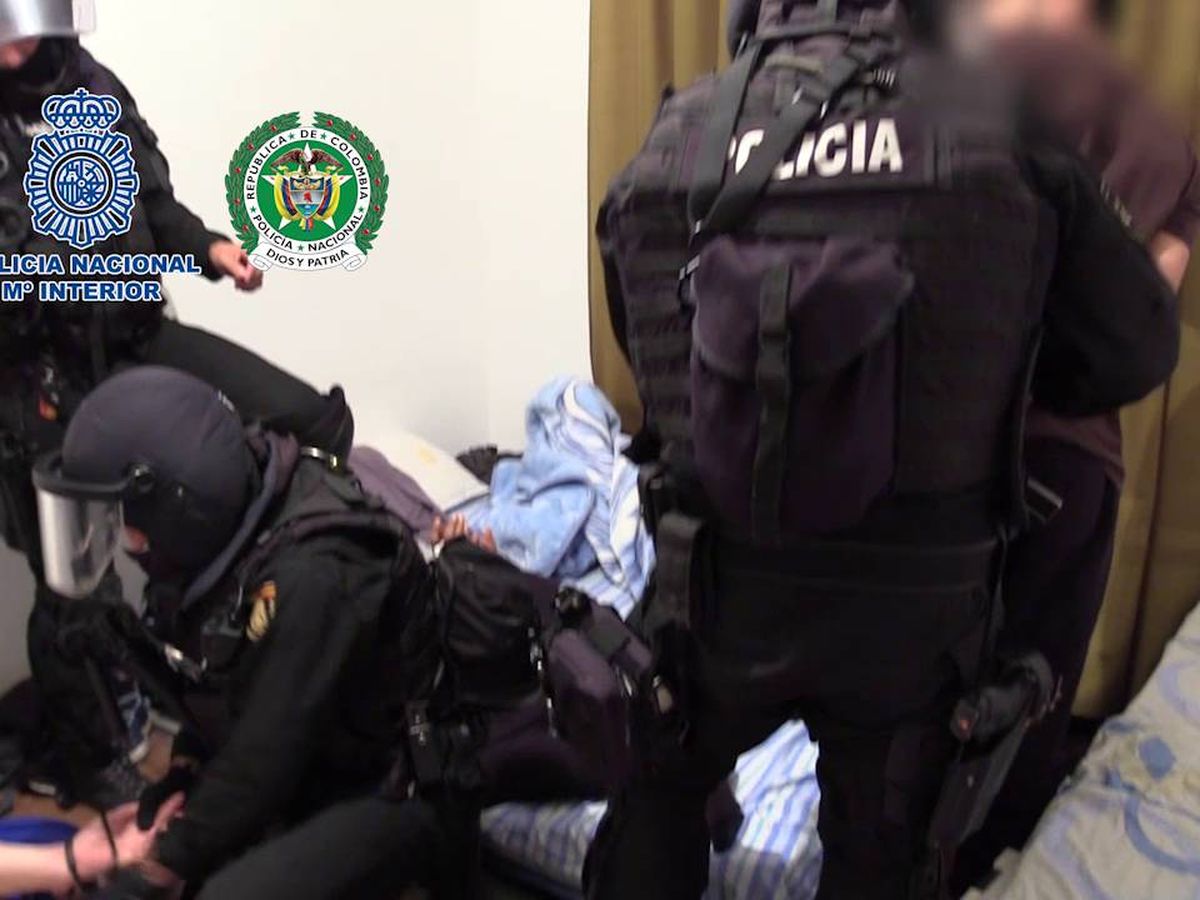 Foto: Momento en el que los GEO detienen a varios miembros de la organización en el chalé de Toledo