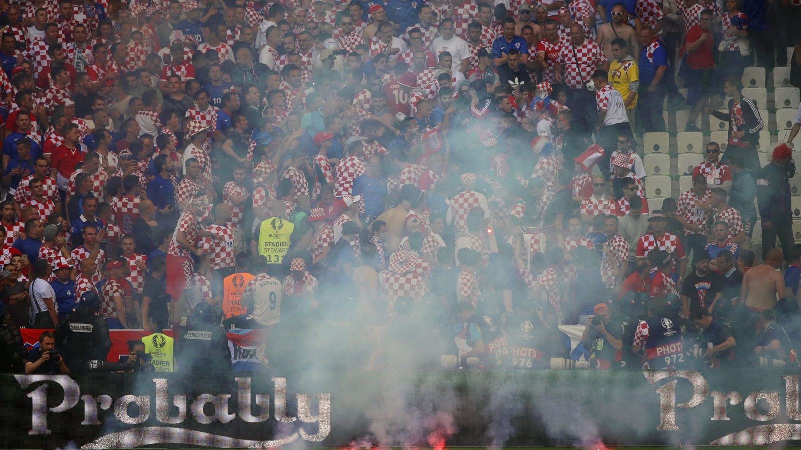 Foto: Aficionados croatas lanzaron bengalas al campo (EFE)