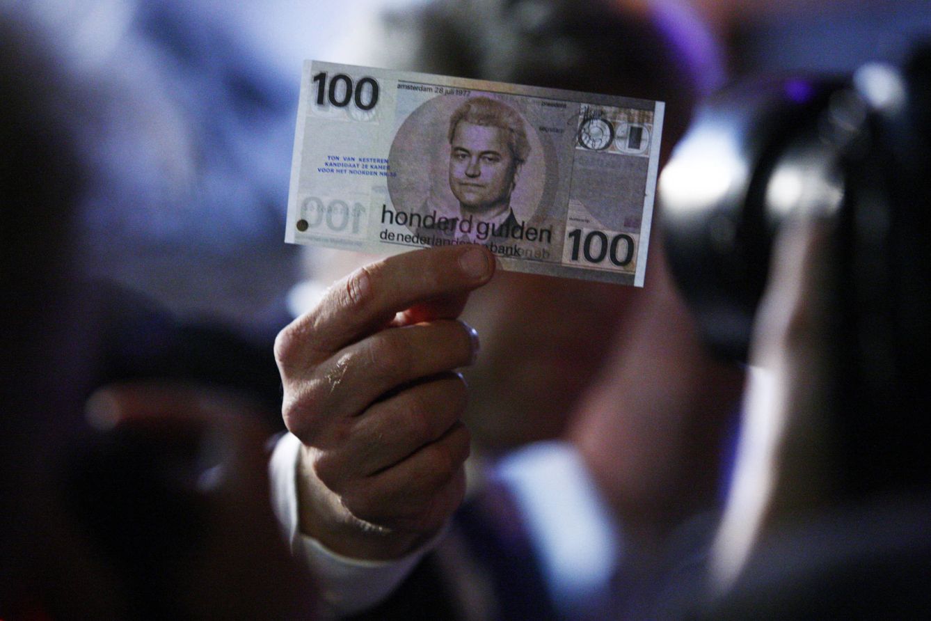 Un parlamentario del PVV muestra un billete falso con la cara de Wilders durante un evento del partido en La Haya, en septiembre de 2012. (Reuters)