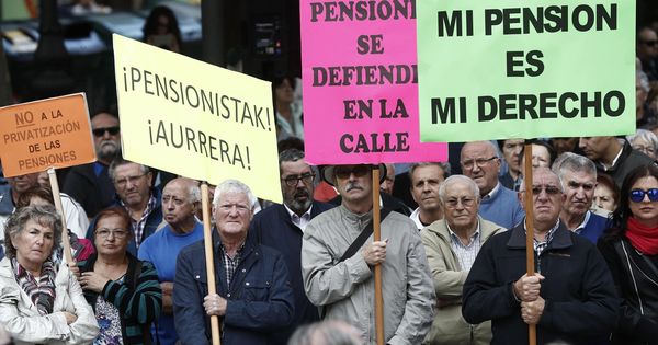 Foto: Jubilados y pensionistas salen a la calle en favor sistema publico pensiones. (EFE)