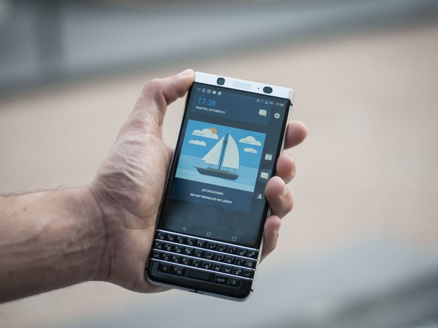 La Blackberry KeyONE, un teléfono desfasado. (C. Castellón)