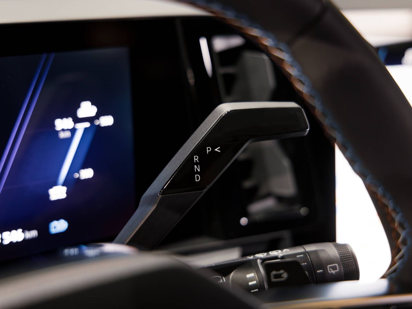 El cambio se controla, como en el Mégane E-Tech, desde una palanca junto al volante.