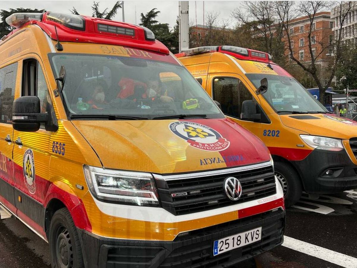 Foto: Dos ambulancias en una foto de archivo. Fotografía: SAMUR-Protección Civil. 