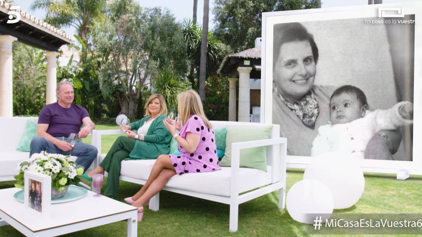 Terelu y Carmen con una foto de su abuela en 'Mi casa es la vuestra'. (Mediaset España)