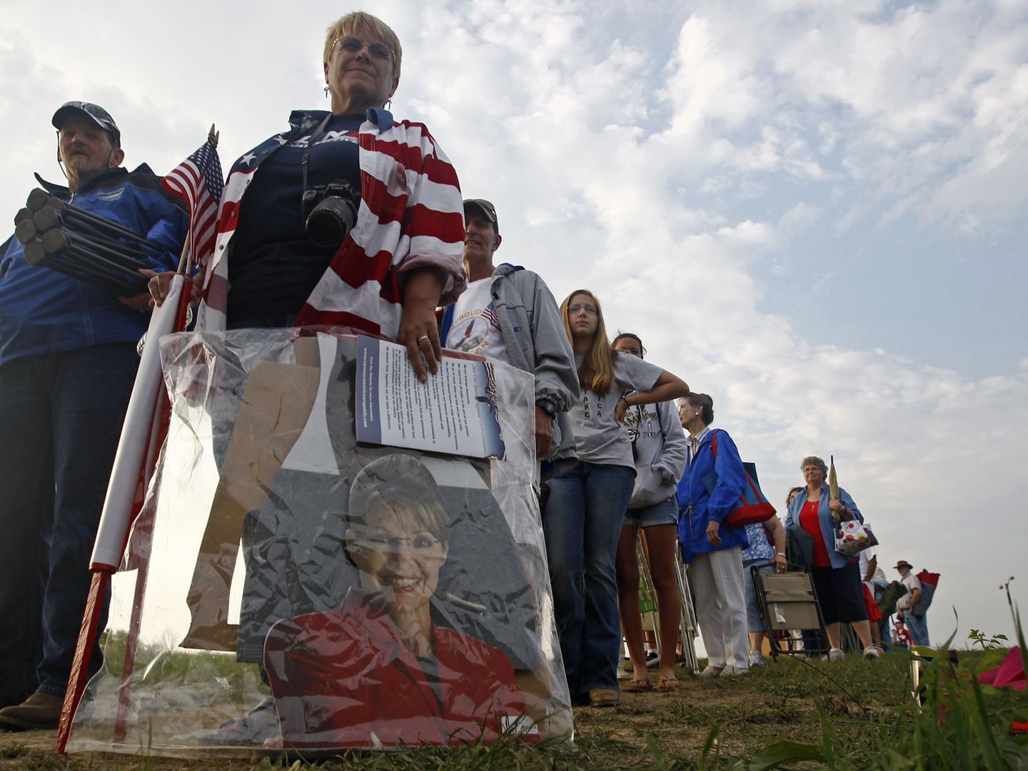 Simpatizantes de la gobernadora Sarah Palin forman colas en un mitin organizado por el Tea Party en Indianola, Iowa (Reuters).