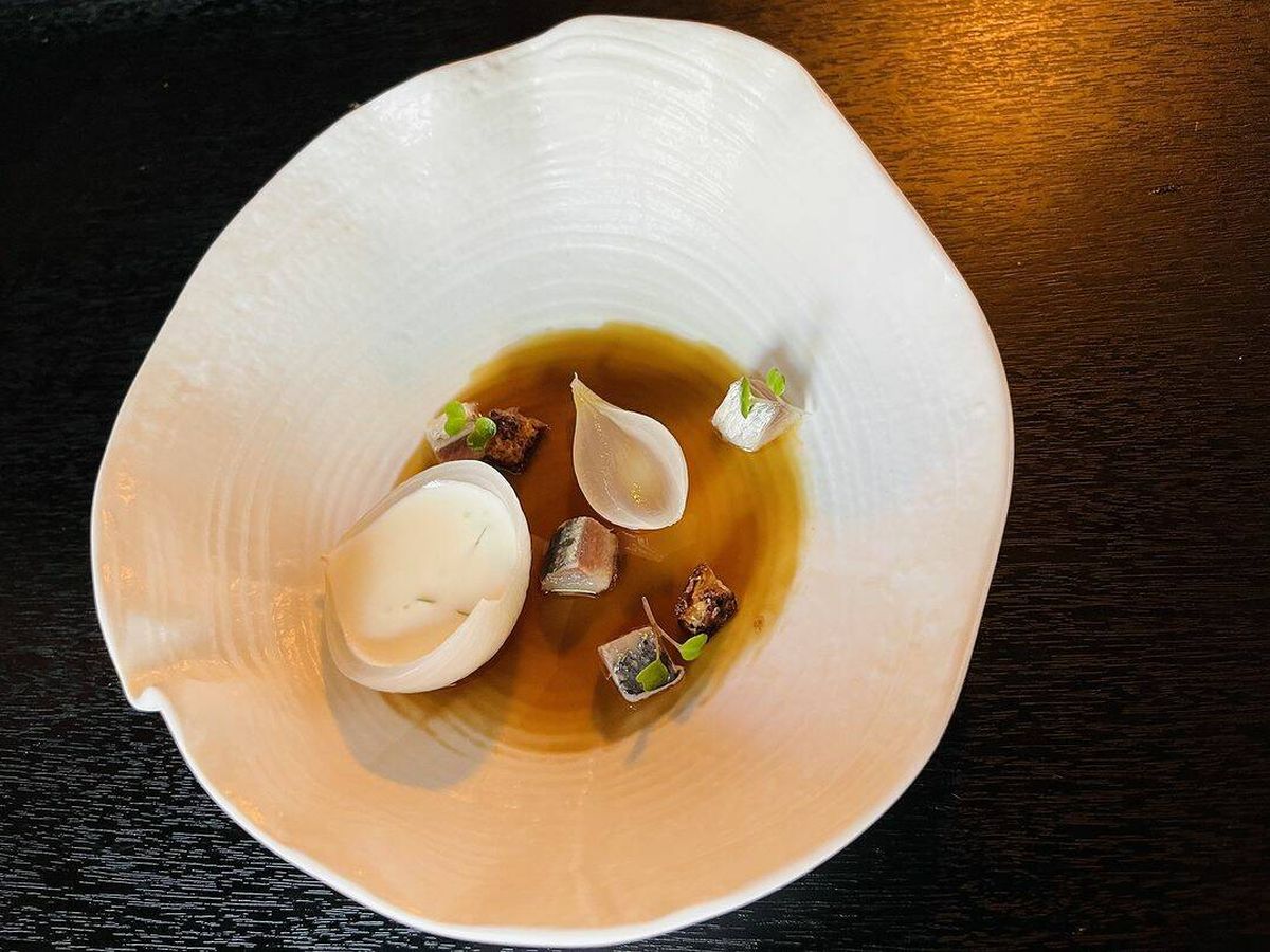 Foto: Sardina marinada con cebollas encurtidas, brandada y crujiente de aceituna de Ola Martin Berasategui. (Instagram @olamartinberasategui)