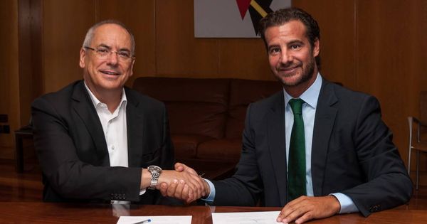 Foto: Foto de archivo de Alejandro Ballestero (d) firmando un contrato con el responsable de Airbus Defense, Domingo Ureña. (Sainsel)