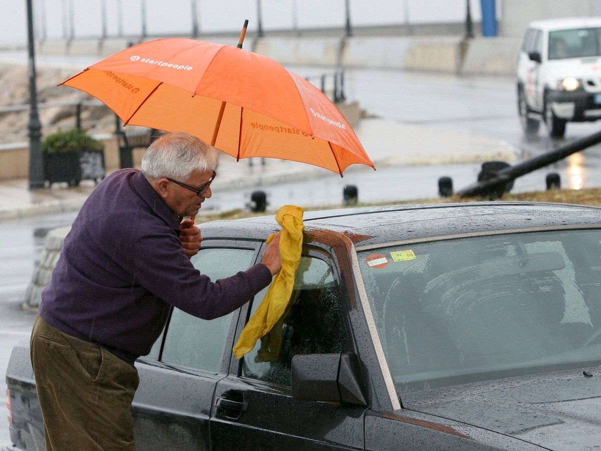 Foto: Las multas que te pueden poner (y no sabías) conduciendo tu coche con lluvia. (EFE)