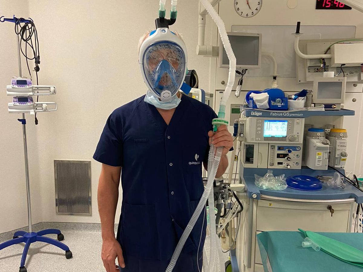 Foto: Norbert Kovács con la máscara de buceo con snorkel ideada para aportar seguridad al personal sanitario. (EC)