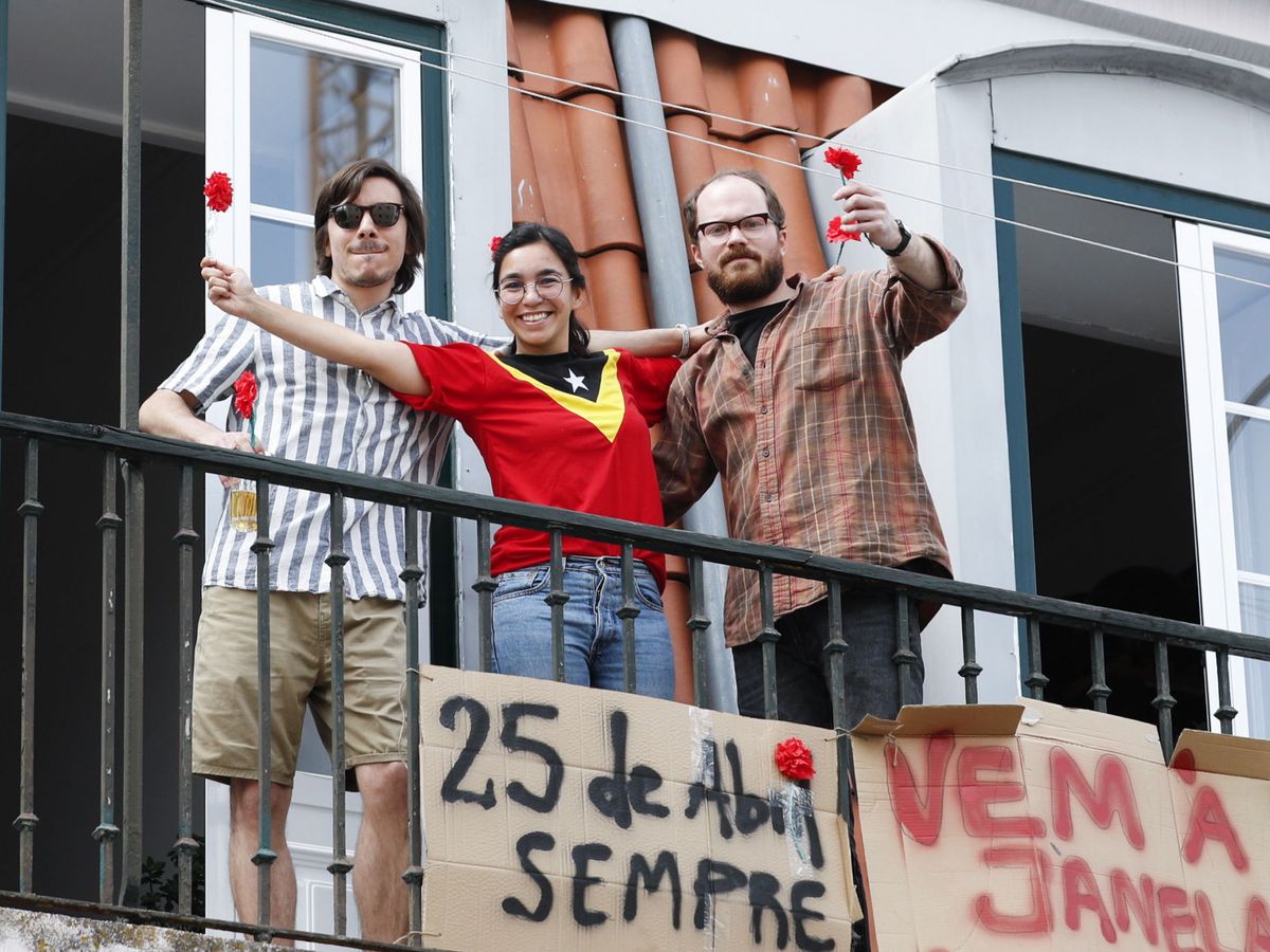Foto: Un grupo de portugueses celebra el 25 de abril desde sus balcones. (EFE)