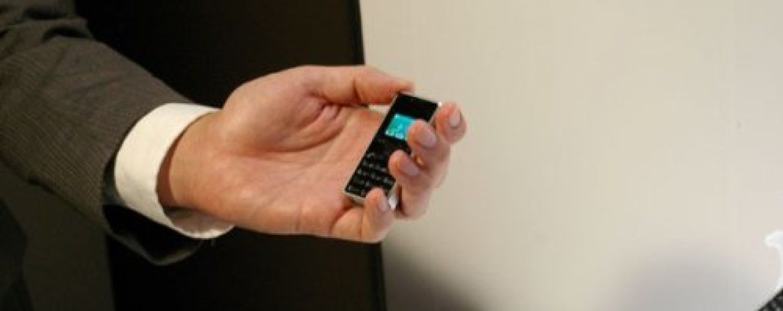Foto: Así es el móvil más pequeño del mundo