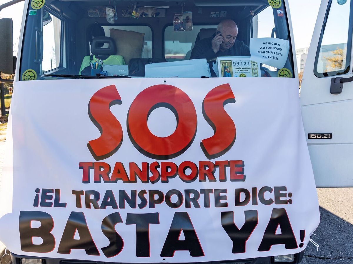 Foto: Cartel en la concentración de camiones el miércoles en Madrid. (EFE/ Rodrigo Jiménez)