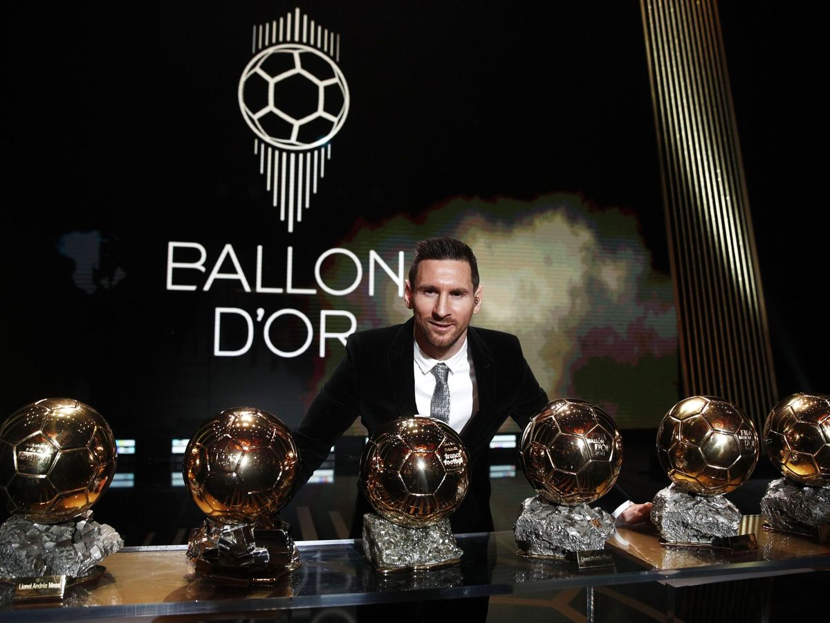 Foto: Leo Messi posa con sus balones de oro. (EFE/Yoan Valat)