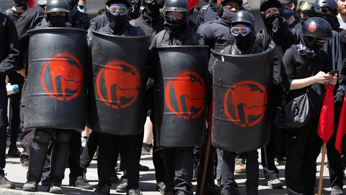 Contramanifestantes de izquierda radical, en una protesta de extrema derecha en Portland en 2018. (Reuters)