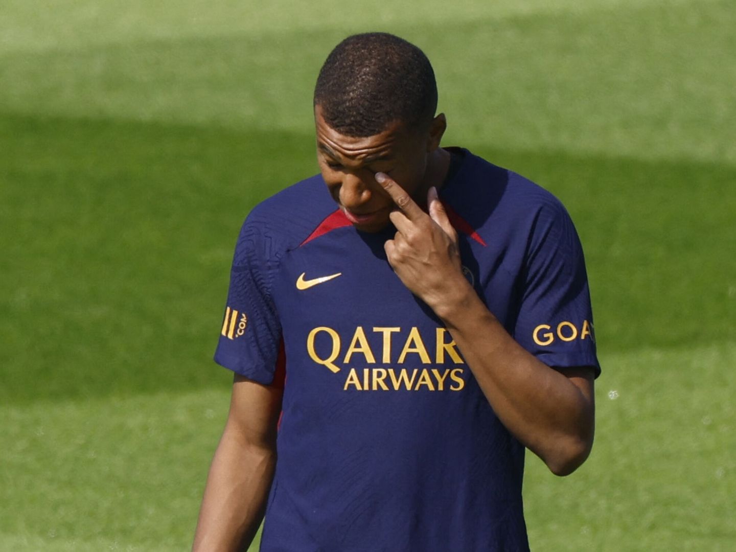 Mbappé con gesto pensativo en un entrenamiento. (Reuters/Gonzalo Fuentes)