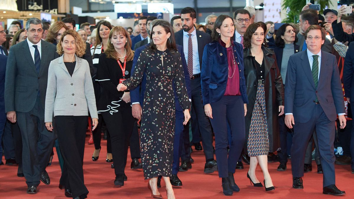 El escuadrón de políticas de la reina Letizia en Fitur y su vestido 'coreano'