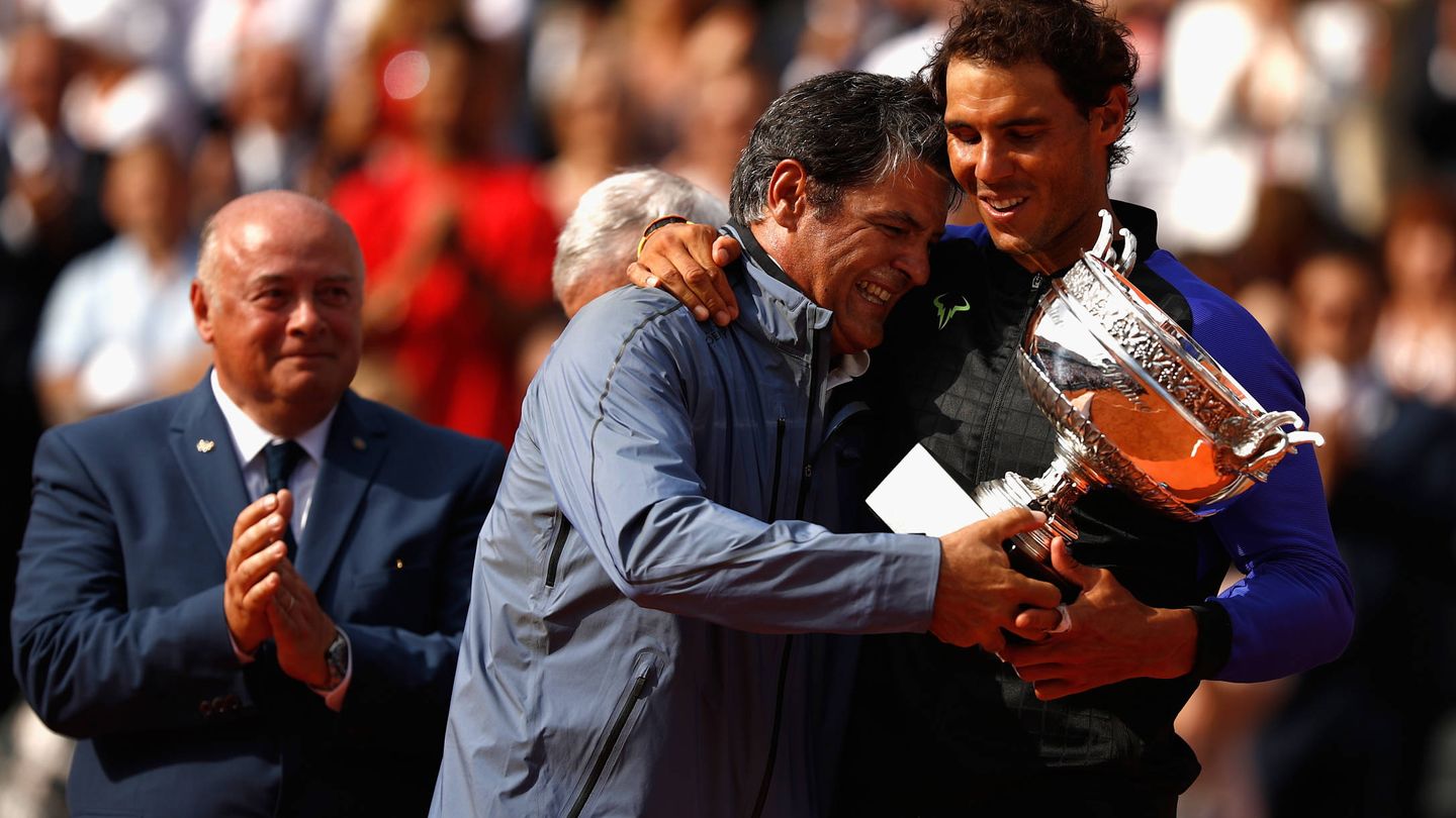 Toni y Rafa Nadal celebran el Roland Garros de 2017. (Reuters)