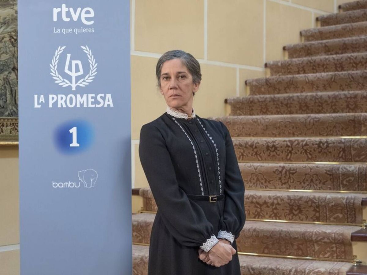 Foto: La actriz Marga Martínez encarna a Petra arcos, la doncella personal de la marquesa en la serie 'La Promesa'. (RTVE)