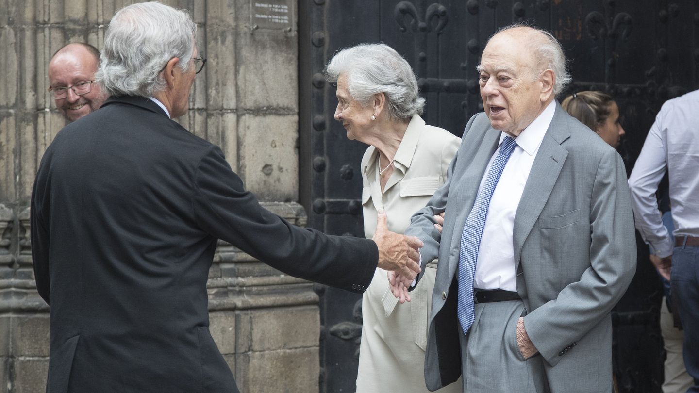 El expresidente de la Generalitat, Jordi Pujol, junto a su esposa, Marta Ferrusola. (EFE)
