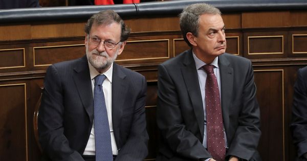 Foto: Rajoy y Zapatero, los presidentes que impusieron diversos recortes a las primas renovables. (EFE)