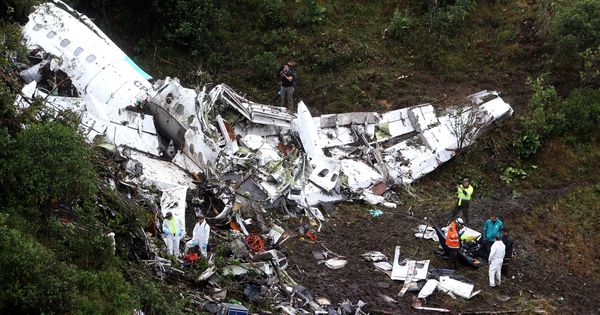 Foto: Un grupo de campesinos observa los restos de un accidente de aviación en Colombia, en 2016. (EFE)