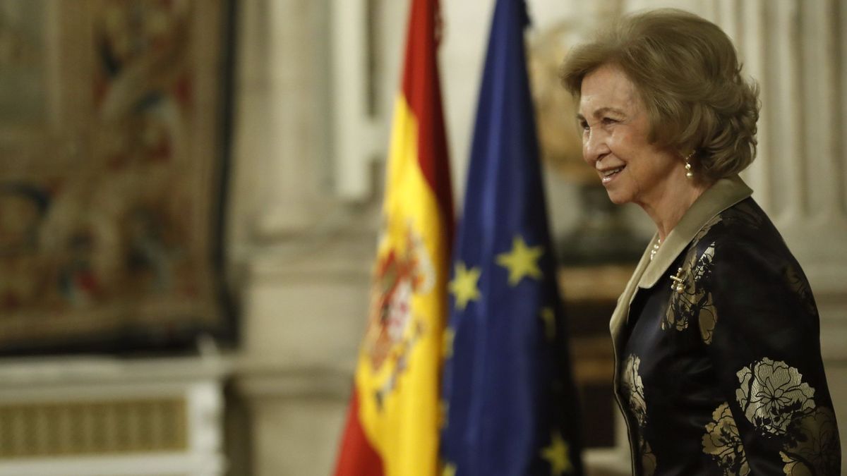 Tarjetas opacas y dinero de dudosa procedencia: la reina Sofía, salpicada por los negocios de don Juan Carlos 