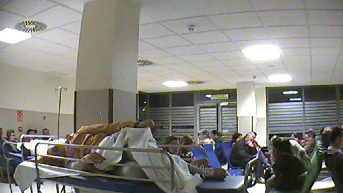 Morir de un ictus en Urgencias: nadie vigila a los enfermos en las caóticas salas de espera