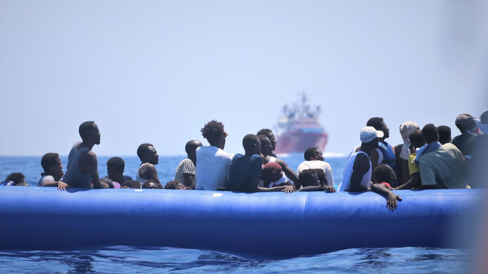 Foto: Migrantes a la deriva, a la espera de ser rescatados. (EFE)