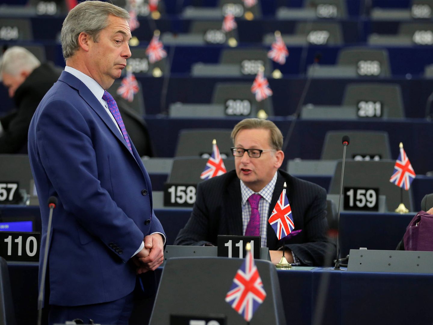 Nigel Farage espera el inicio de un debate sobre el Brexit en el Parlamento Europeo. (Reuters)