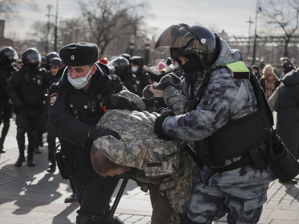 Foto: Policías detienen a un protestante en Moscú. (EFE/EPA/Yuri Kochetkov)