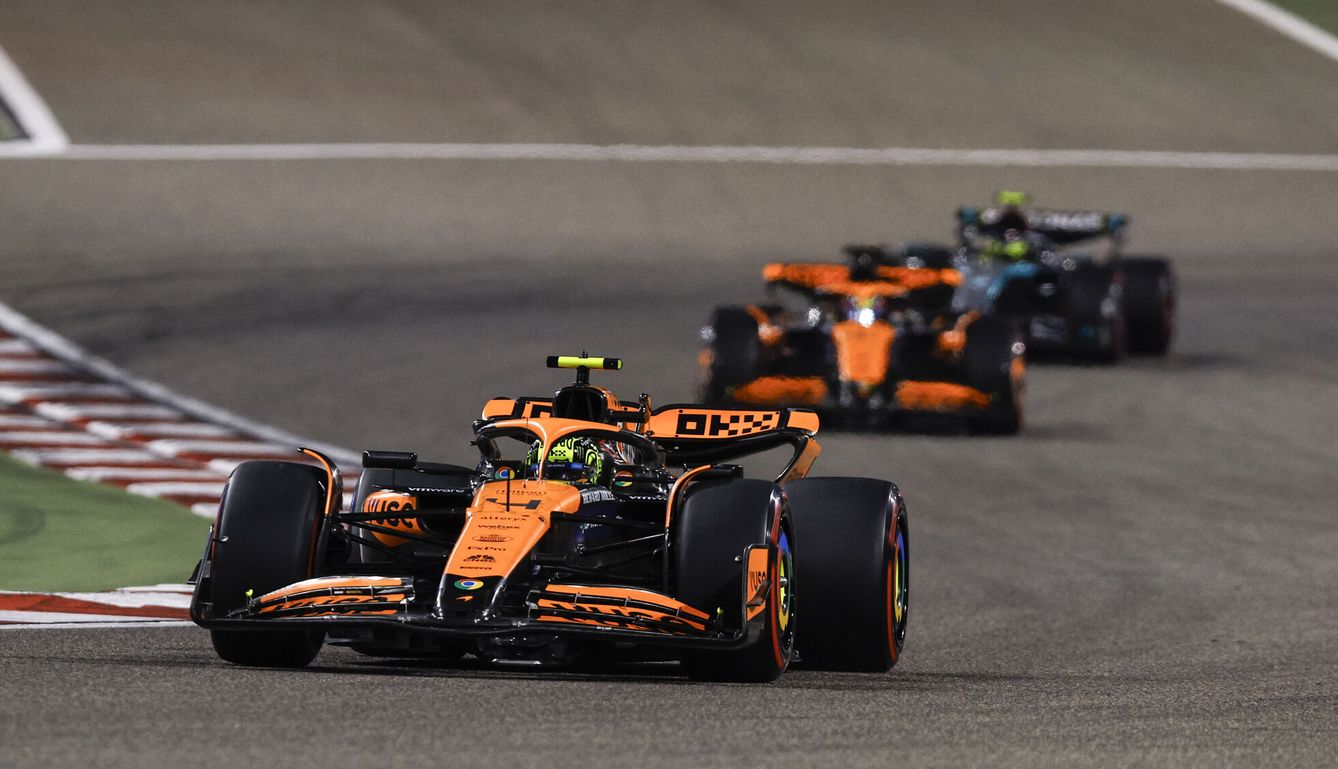 Alonso fue rápidamente presa de los dos McLaren. (Xavi Bonilla/DPPI/AFP7)