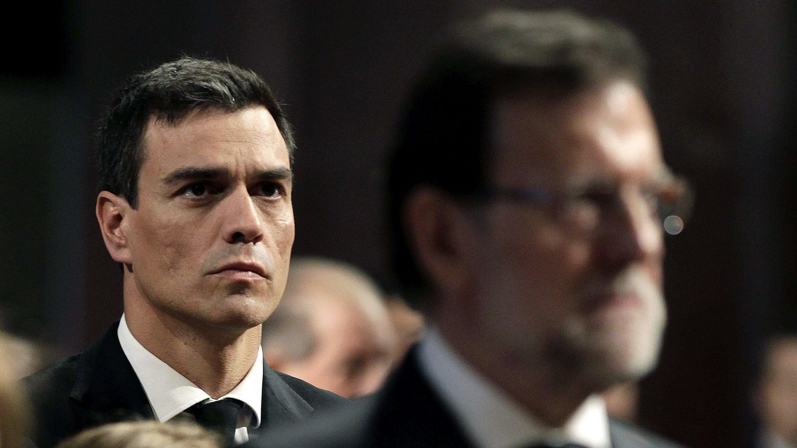 Foto: El secretario general del PSOE, Pedro Sánchez, tras la figura de Mariano Rajoy. (EFE)