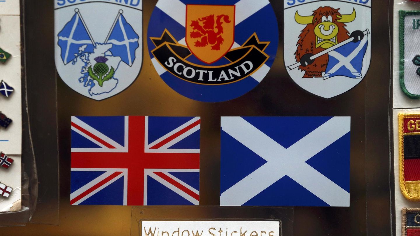 Pegatinas con la bandera británica y la escocesa en una tienda de Edimburgo (Reuters).