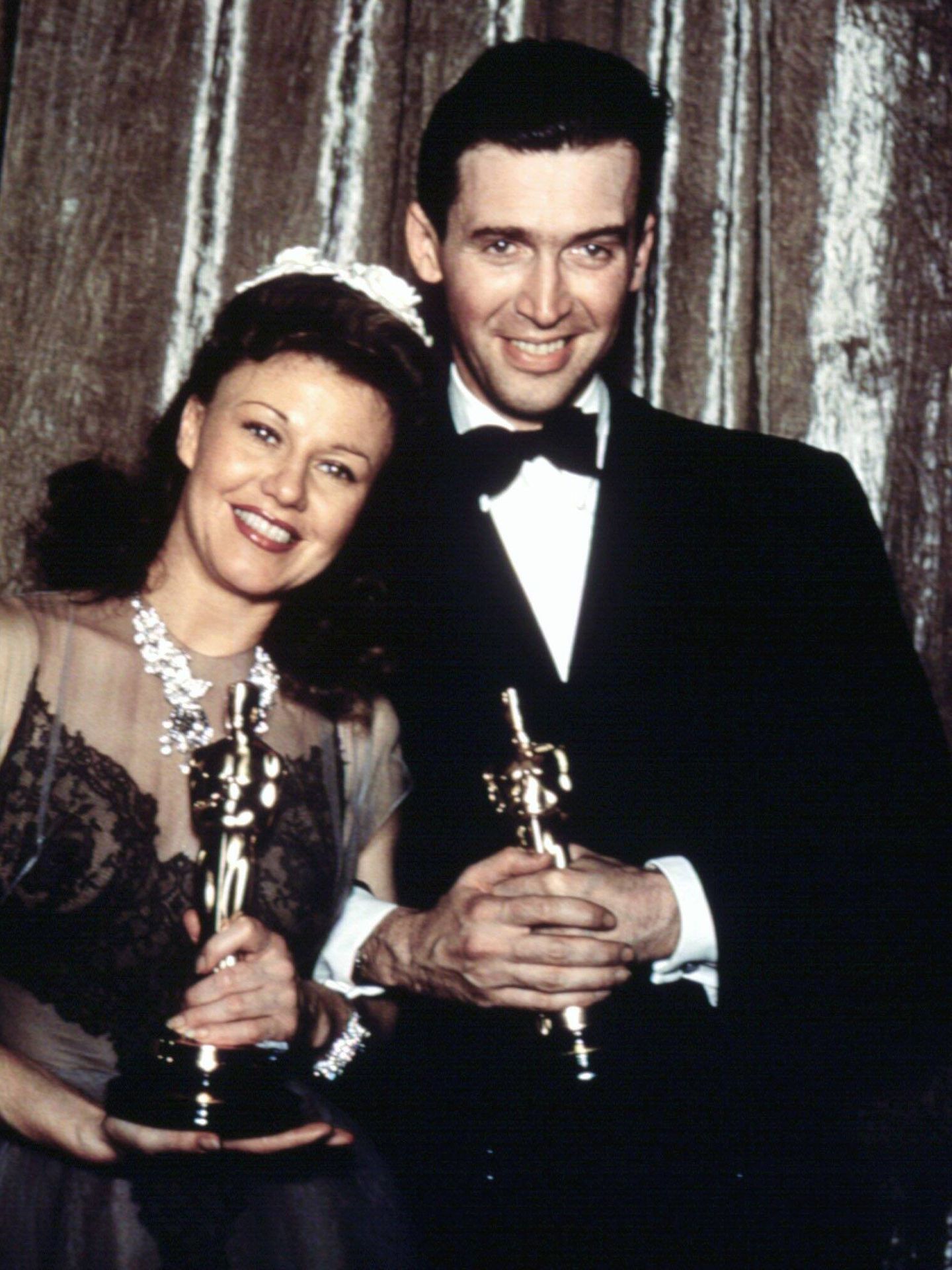 Ginger Rogers y James Stewart, ganando sus respectivos Oscar. (CP)