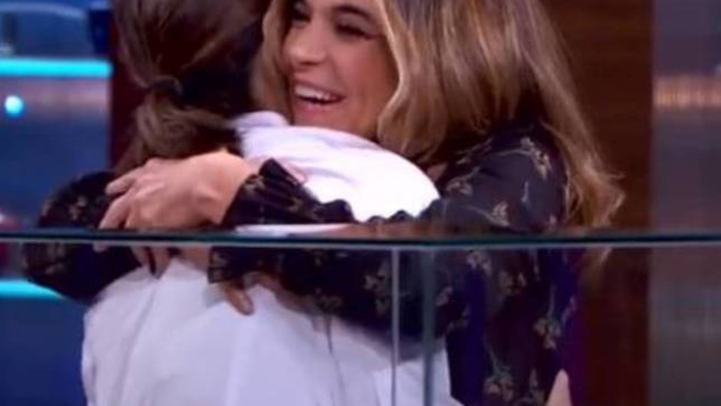 Xandra Falcó abraza a Tamara en 'MasterChef'. (RTVE)