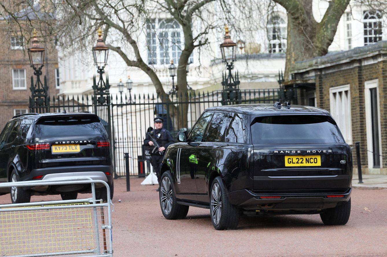 El convoy del príncipe Harry entrando en Clarence House. (Reuters)