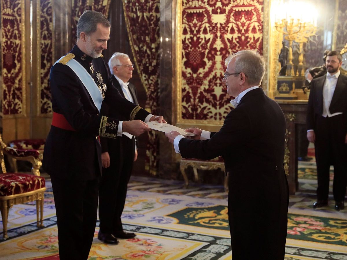 Foto: Felipe VI recibe la carta credencial de Pável Pustovói. (EFE)
