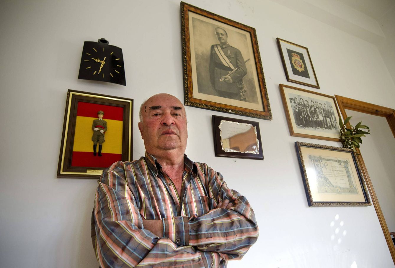 Imagen de archivo del alcalde, junto a los símbolos franquistas que ya no mantiene en su despacho. (EFE)