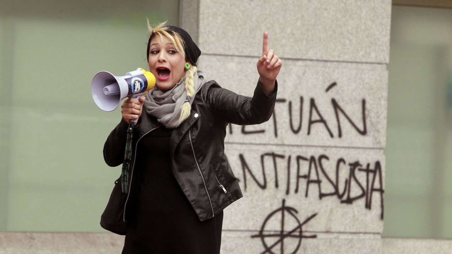 Melisa Ruiz, representante de Hogar Social Madrid, durante la concentración del colectivo de ultraderecha en pleno barrio madrileño de Tetuán en 2016. (EFE)
