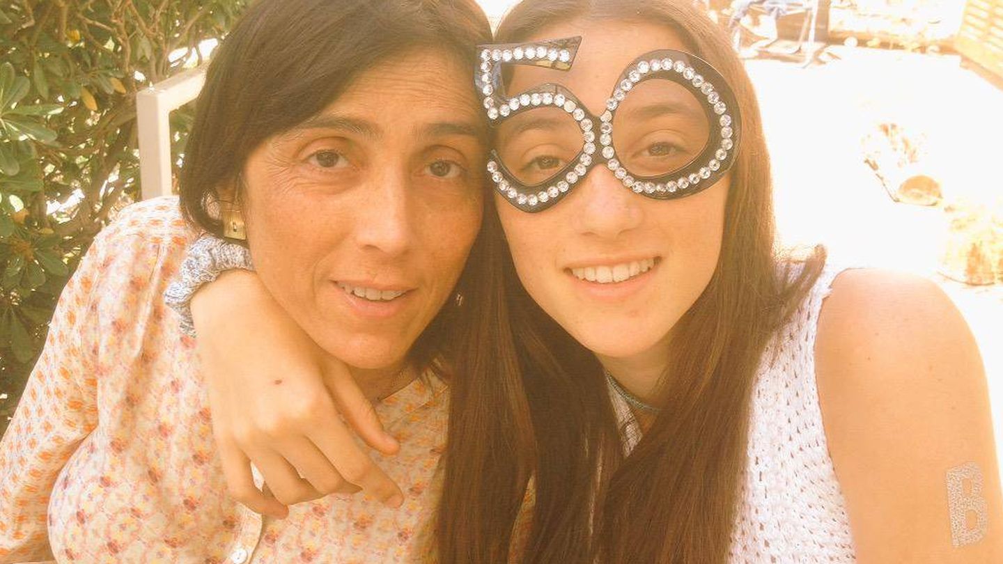 Carola Miró con su hija el día de su 50 cumpleaños. (Twitter)