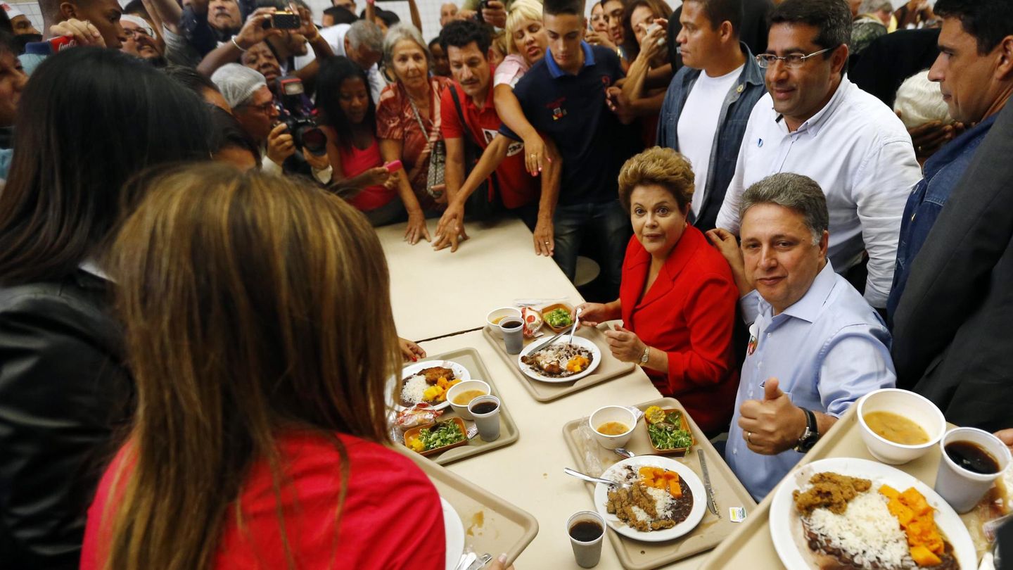 Anthony Garotinho y la presidenta Dilma Rousseff visitan un restaurante popular durante la campaña para la reelección del Gobernador, en Río de Janeiro, en agosto de 2014. (Reuters)