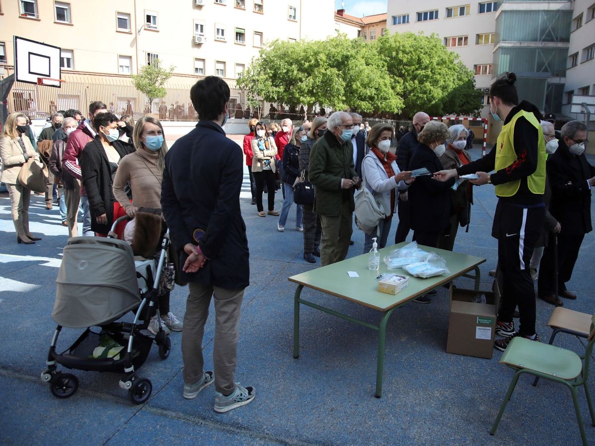 Foto: Medidas higiénicas en un centro de votación de Madrid. (EFE)