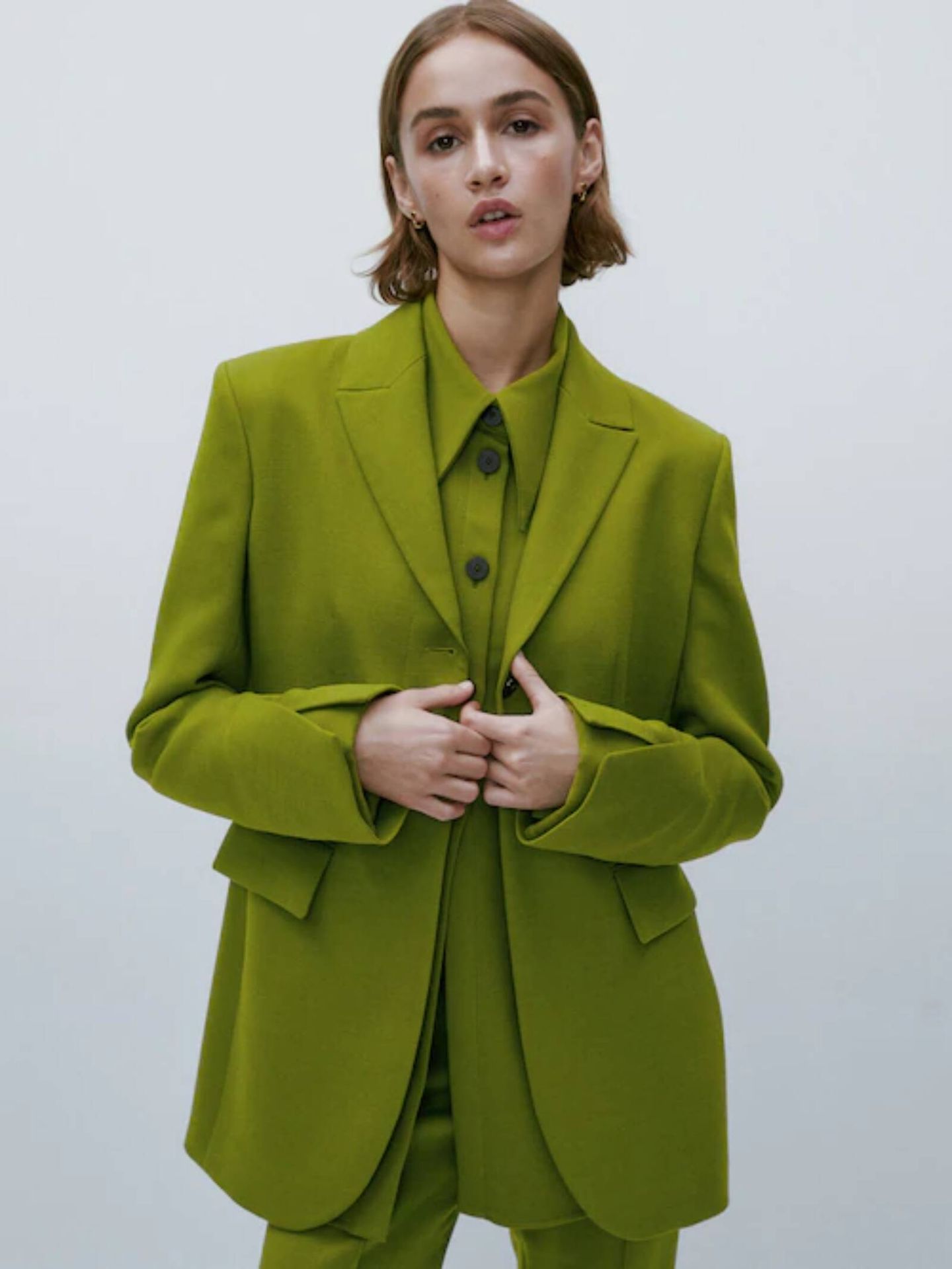 Este top halter y este traje verde de Massimo Dutti dan color y estilo a tu vida. (Cortesía)