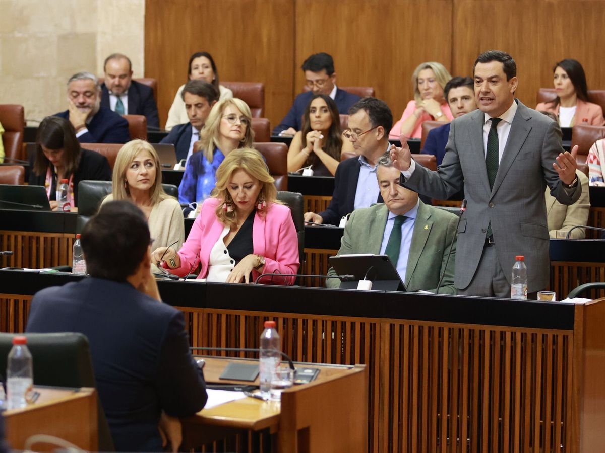 Foto: Juanma Moreno, en el Parlamento andaluz junto a varios miembros de su gabinete. (Europa Press / Rocío Ruz)